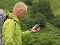 tien-dung-voi-may-dinh-vi-gps-cam-tay-gia-re